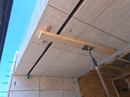 Montage entree bekleding villa met Pietra de Lorenzo